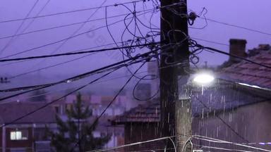 雨风暴雷声利格特城市小镇房子电光帖子